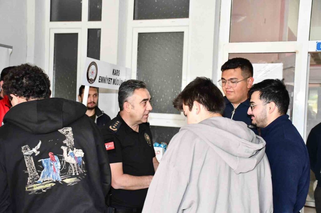 kars-emniyet-muduru-tombul-kafkas-universitesi-ogrencileriyle-bir-araya-geldi-eiDuHkyT